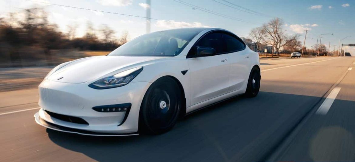 تسلا تعتزم إدماج روبوت الدردشة Grok في سياراتها