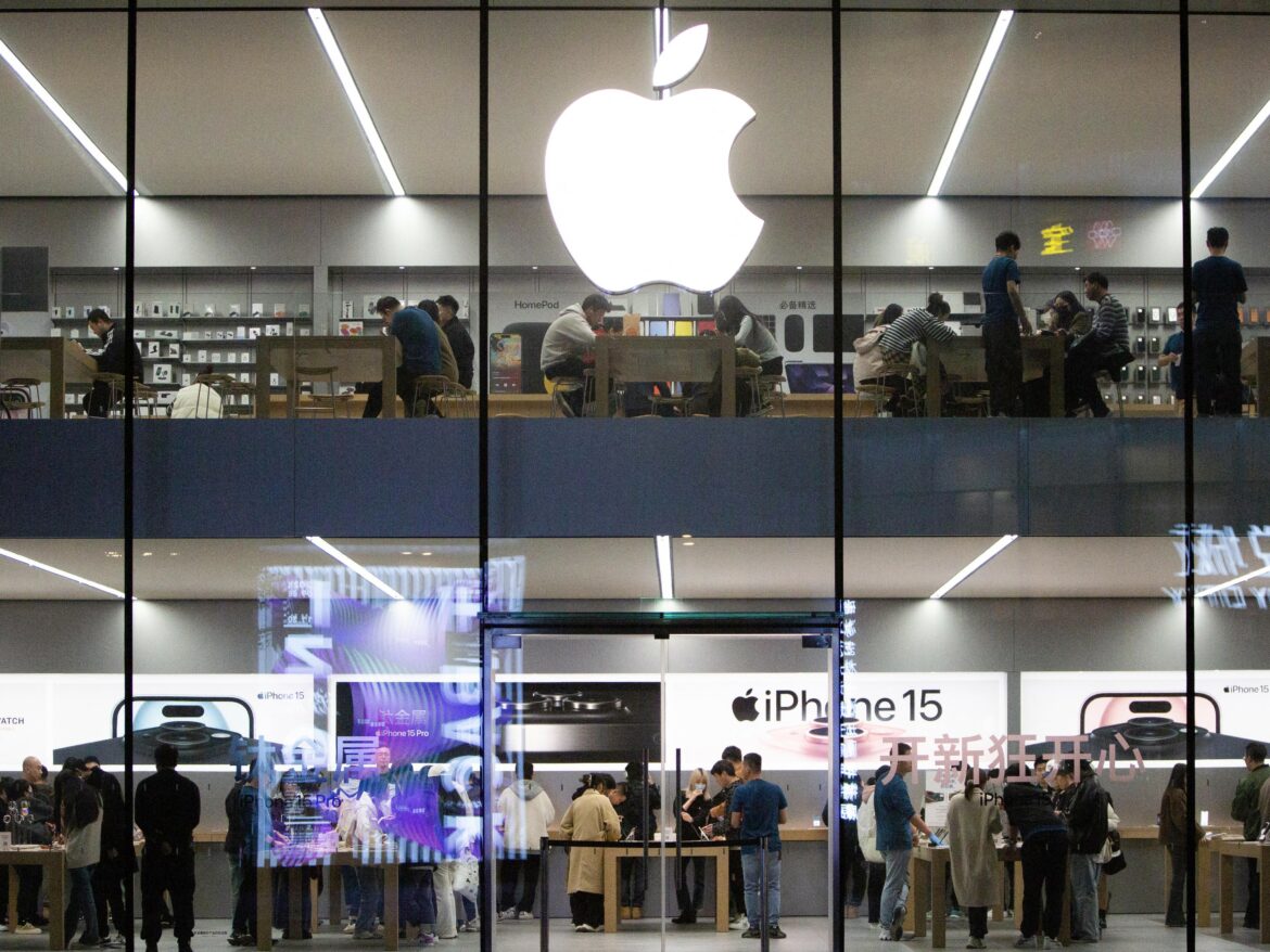 Apple تتجاوز فترة التجاهل وتدخل سوق الذكاء الاصطناعي