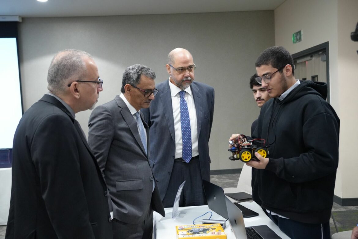 جامعة أبوظبي تحتفل بنهاية مسابقة "روبوكار" لطلبة المدارس