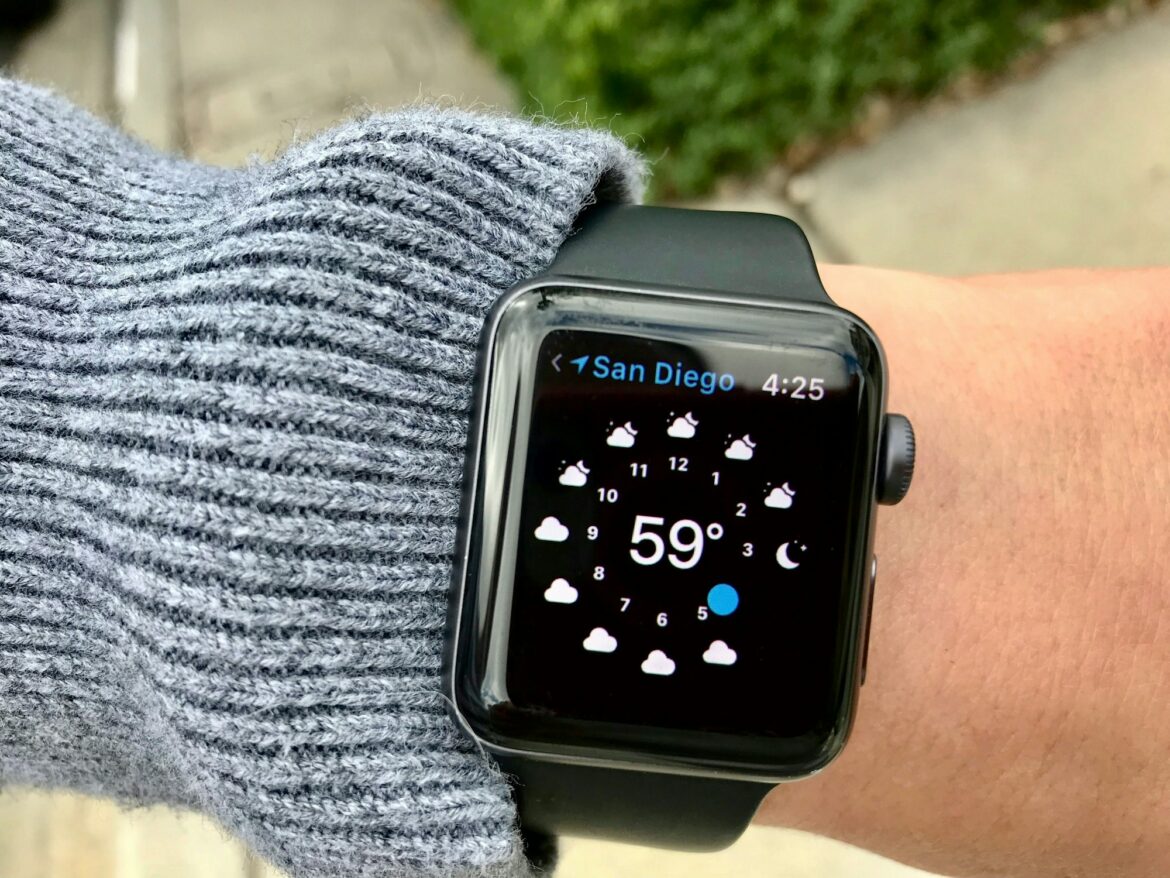 Checking the weather forcast on an Apple Watch. tonythetigersson, Tony Andrews Photography