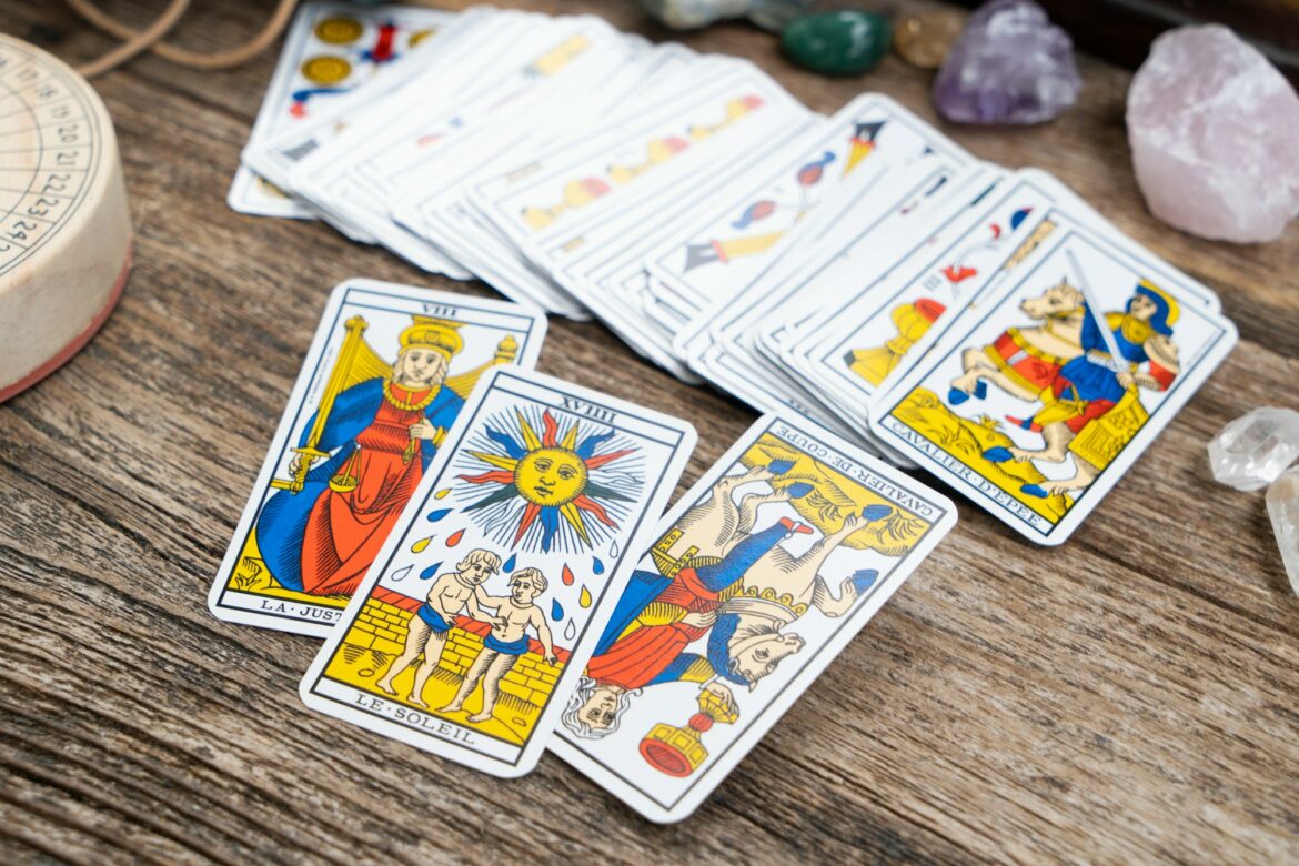 Fortune telling on tarot cards نظام الذكاء الاصطناعي يحدد مصائر الأفراد بدقة عبر تحليل القصص الشخصية