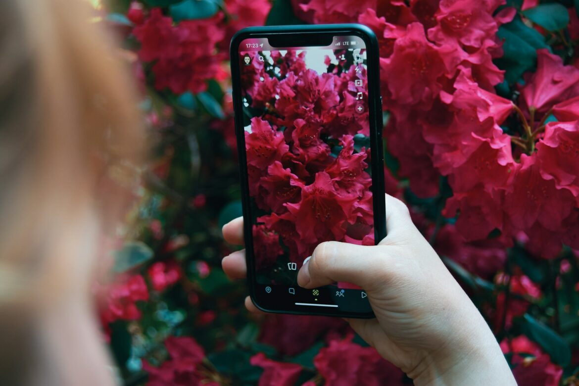 Taking a photo with Snapchat app