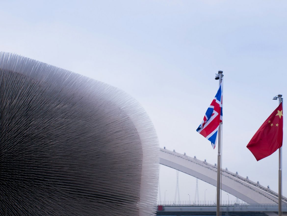 ثورة الذكاء الاصطناعي: كيف تتفوق المملكة المتحدة والصين على العالم