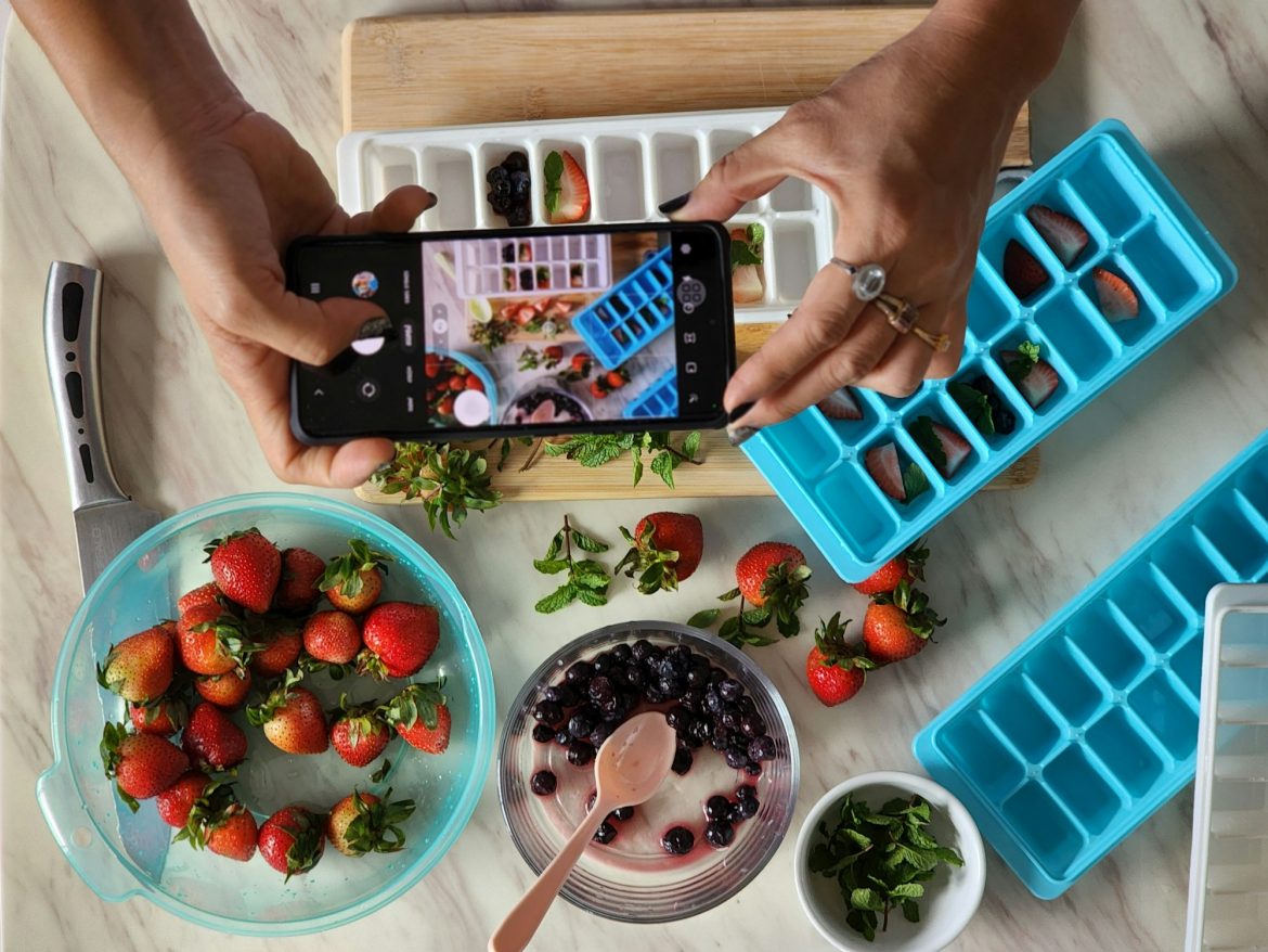 كيف تشكل بياناتك الشخصية على مواقع التواصل الاجتماعي وقودًا لنماذج الذكاء الاصطناعي