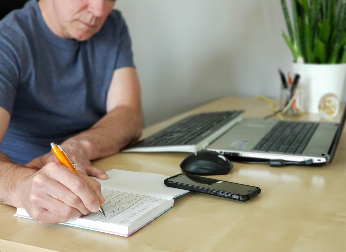 دمج الذكاء الاصطناعي في الصحافة: استراتيجيات وأدوات لتعزيز التغطية الإخبارية