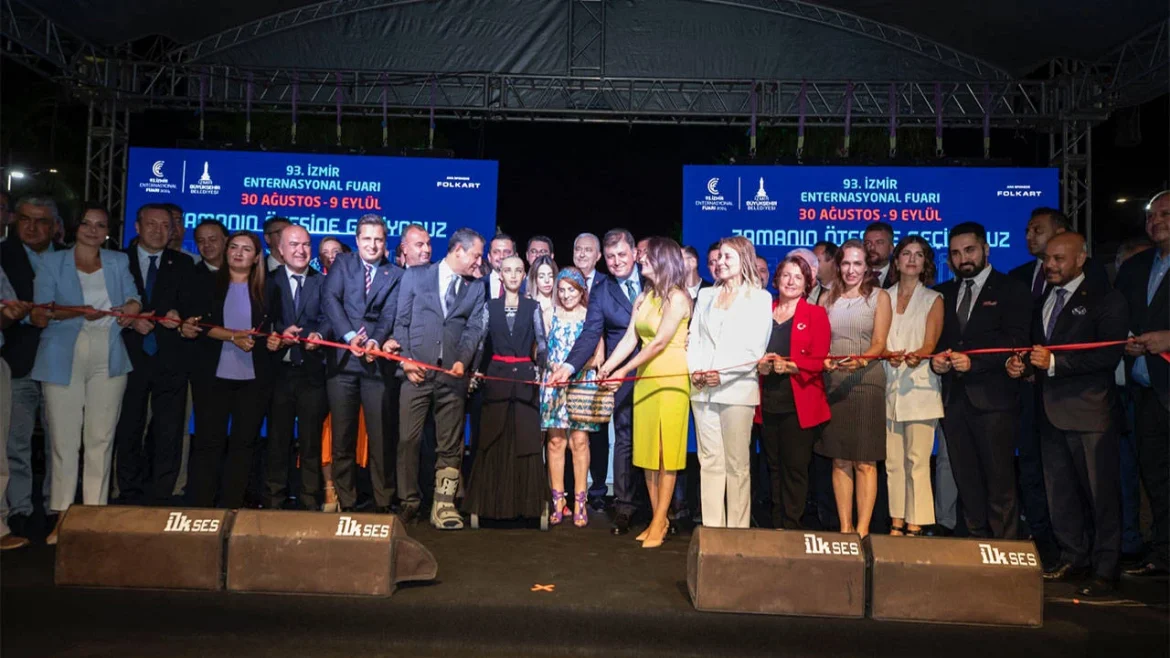 ظهور مفاجئ للروبوت صوفيا في معرض إزمير الدولي