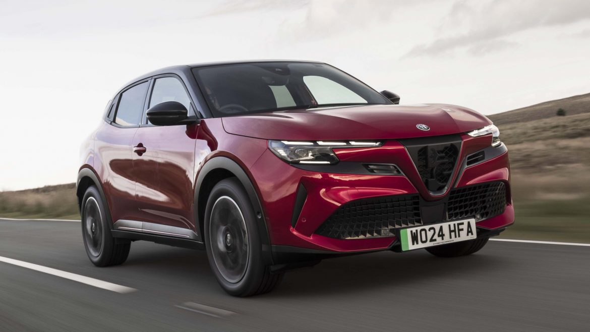 ألفا روميو جونيور إلكتريكا: نظرة أولى على سيارة الدفع الرباعي الكهربائية المدمجة والأنيقة