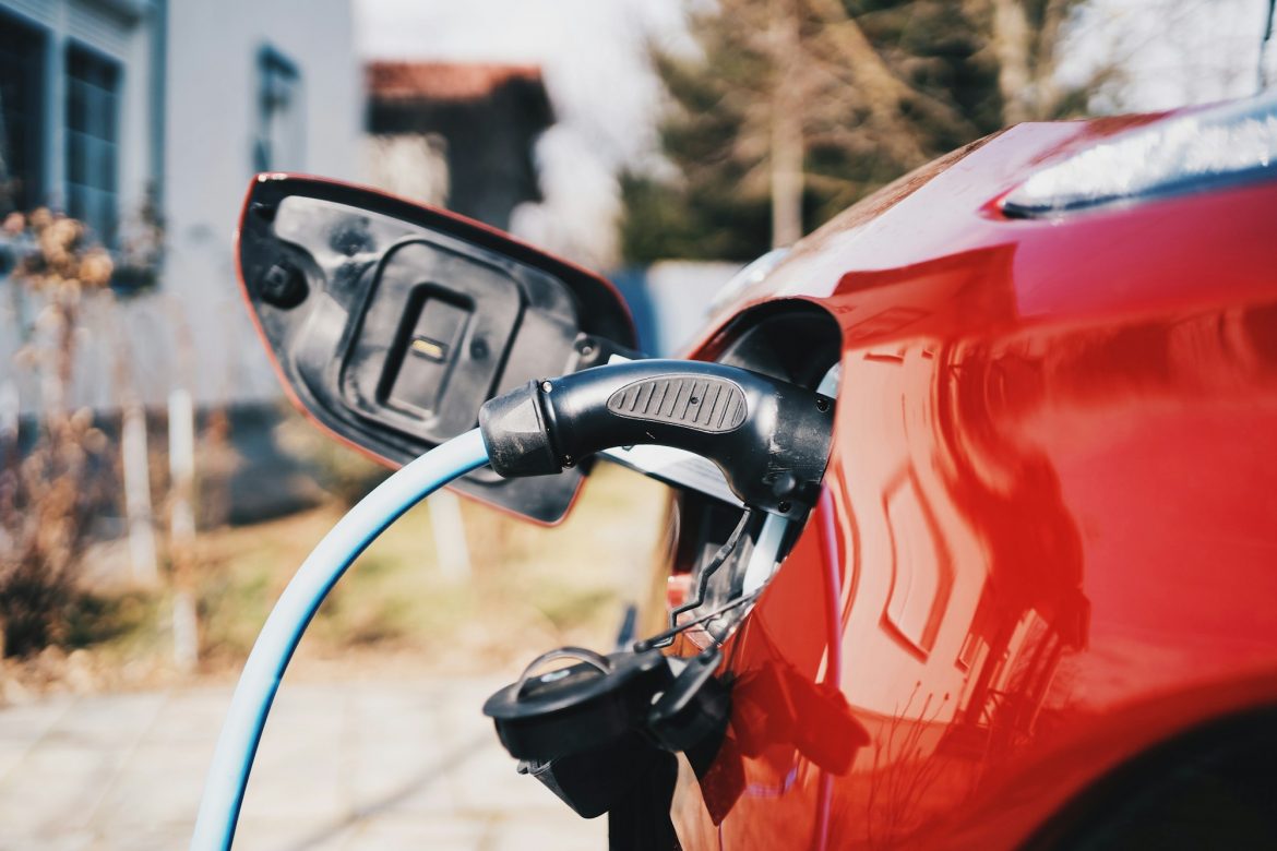 نصائح لشراء شاحن منزلي فعال للسيارات الكهربائية