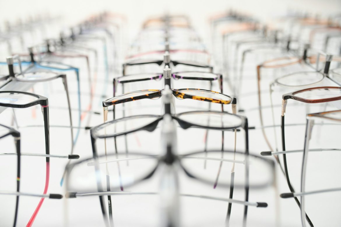 شاومي تستعد لإطلاق نظارات ذكية مدعومة بالذكاء الاصطناعي في عام 2025 eye glasses on the shelf.