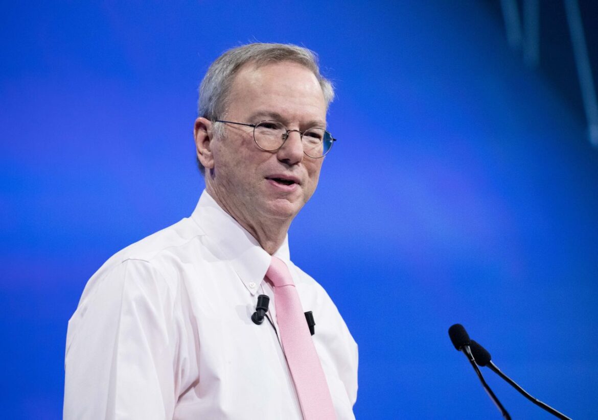 إريك شميدت يحذر: «سباق الذكاء الاصطناعي» قد يشعل نزاعاً عالمياً