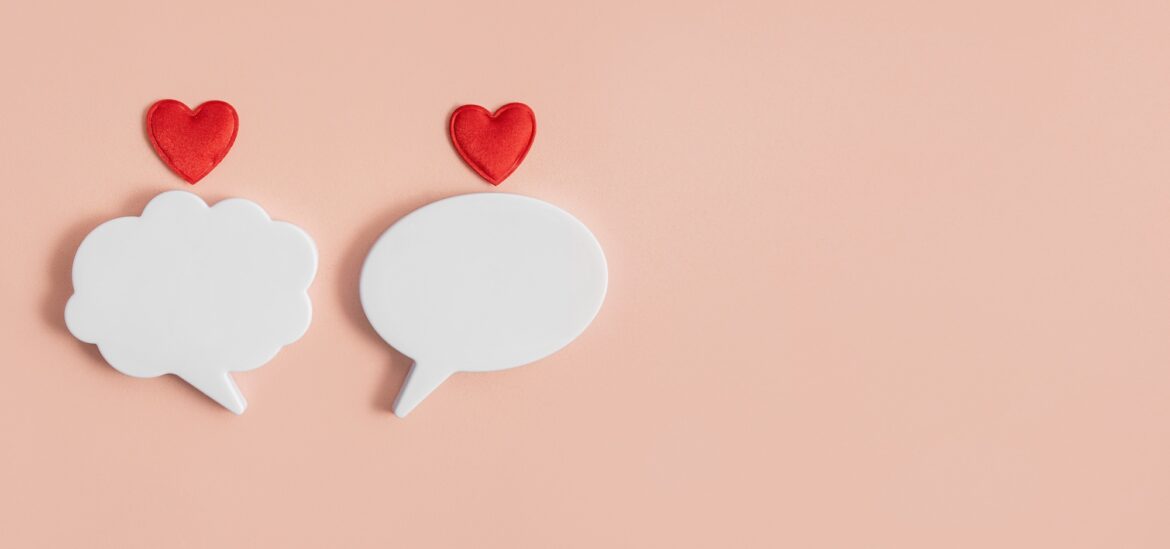 Chat icons with hearts on a light background.Valentine’s Day.Online confession of love. احذر! تطبيقات الذكاء الاصطناعي قد تُوقعك في حب وهمي