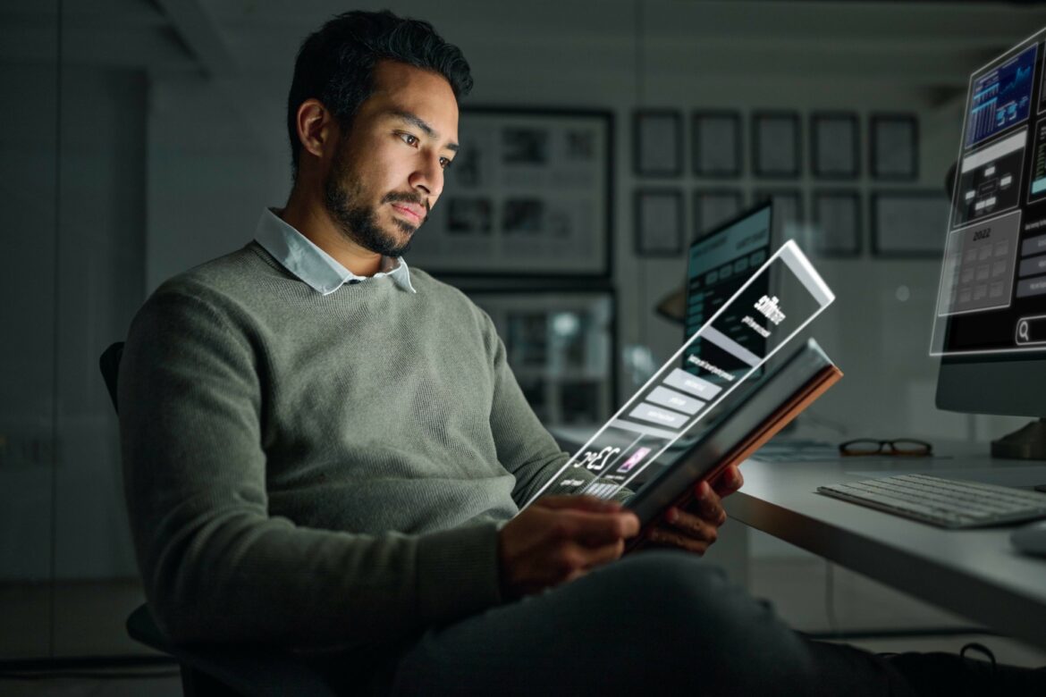 Dashboard, stock market hologram or man reading trading data, investment news or crypto stocks. Tab دور تقنيات الذكاء الاصطناعي في فحص مصادر الاخبار ودقة المعلومات.