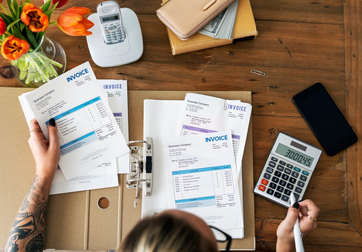 Woman doing accounting الذكاء الإصطناعي ودوره في تعزيز فعالية المحاسبة والتدقيق