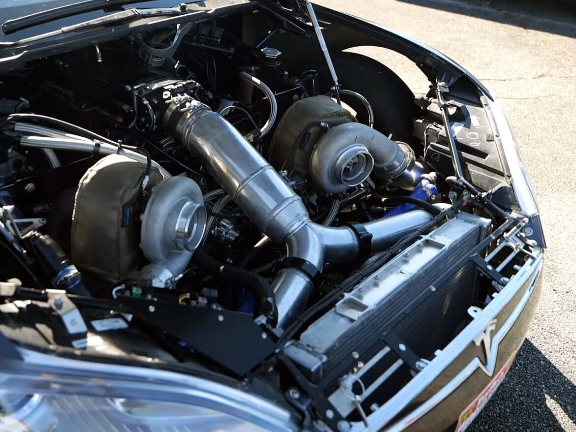 Twin-Turbo-565-cid-Big-Block-Chevy-Powered-Tesla-1-37-screenshot