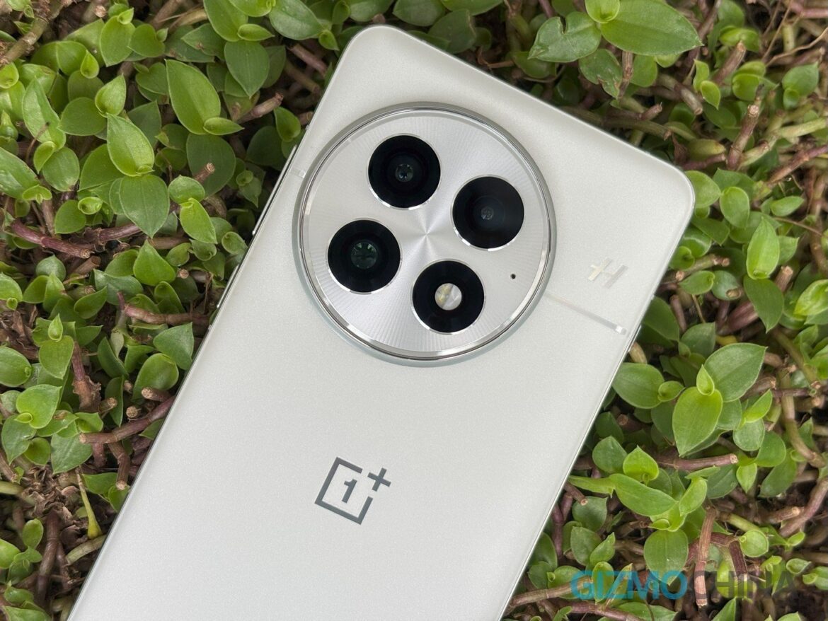 1757479449_OnePlus-13-Arctic-Dawn-GizmoChina-01.jpg
