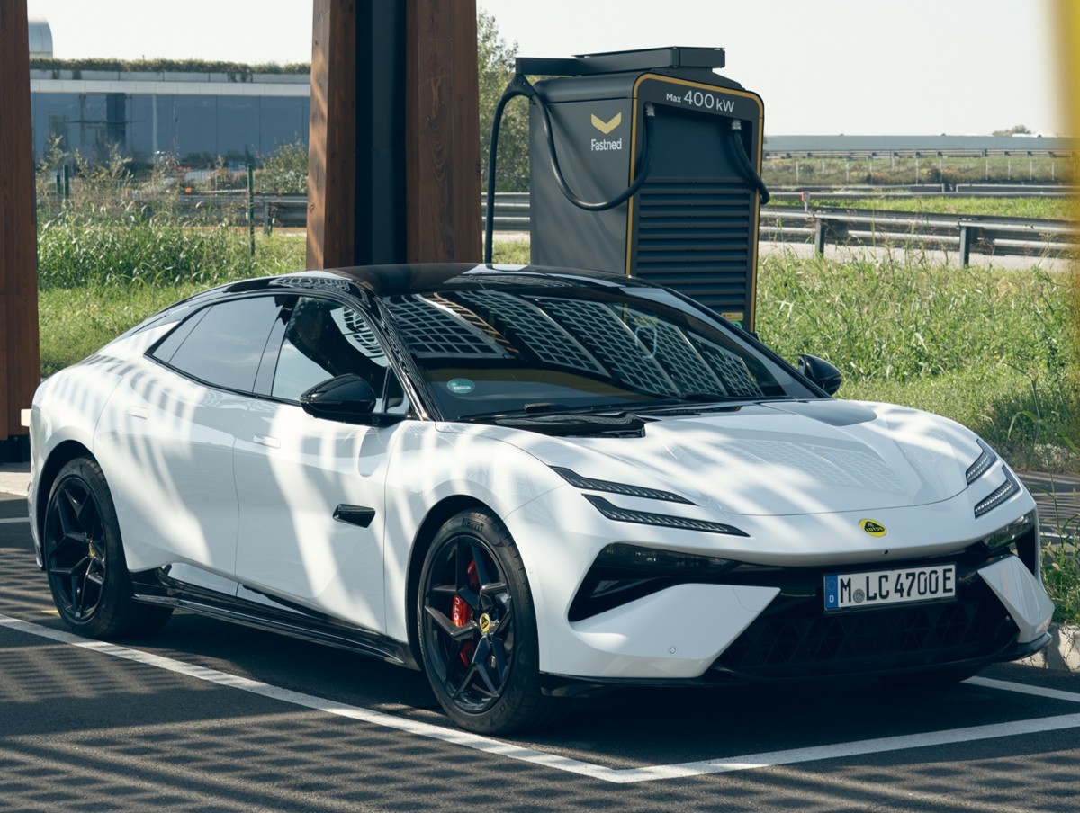 لوتس إيميا تسجل رقمًا قياسيًا جديدًا في شحن السيارات الكهربائية