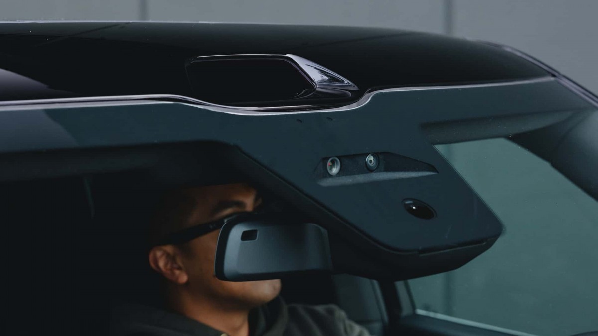 تقنية القيادة بدون استخدام اليدين ومساعد ذكي