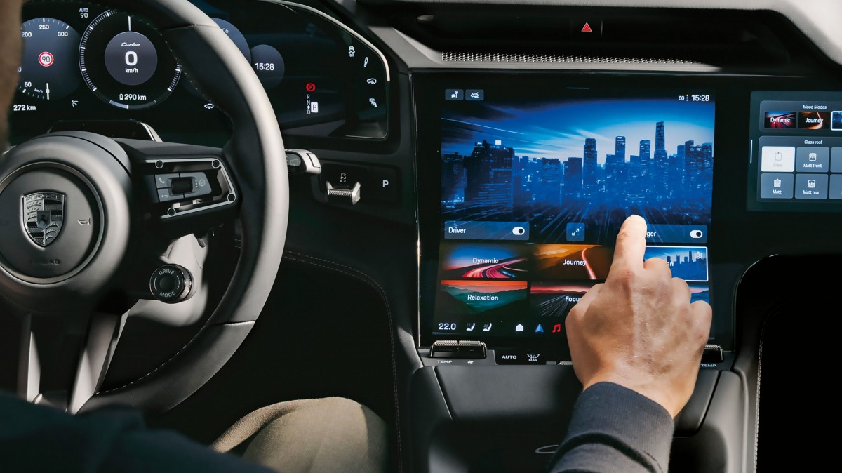 صورة داخلية لسيارة بورشه كايين الكهربائية