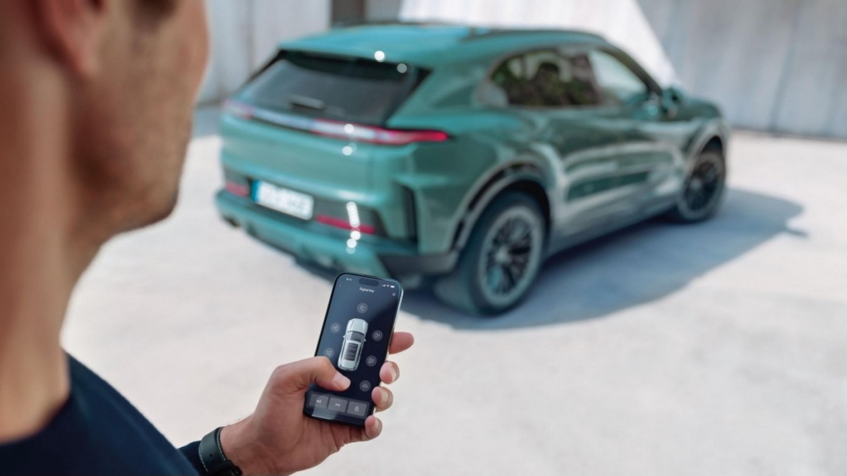 صورة داخلية لسيارة بورشه كايين الكهربائية