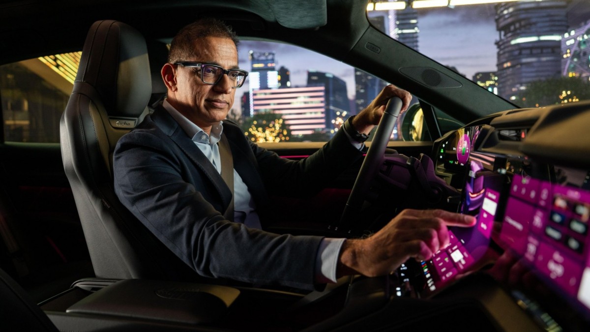 صورة داخلية لسيارة بورشه كايين الكهربائية