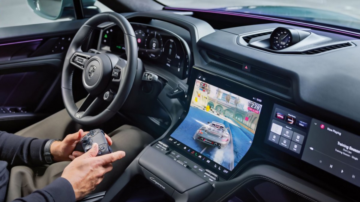 صورة داخلية لسيارة بورشه كايين الكهربائية