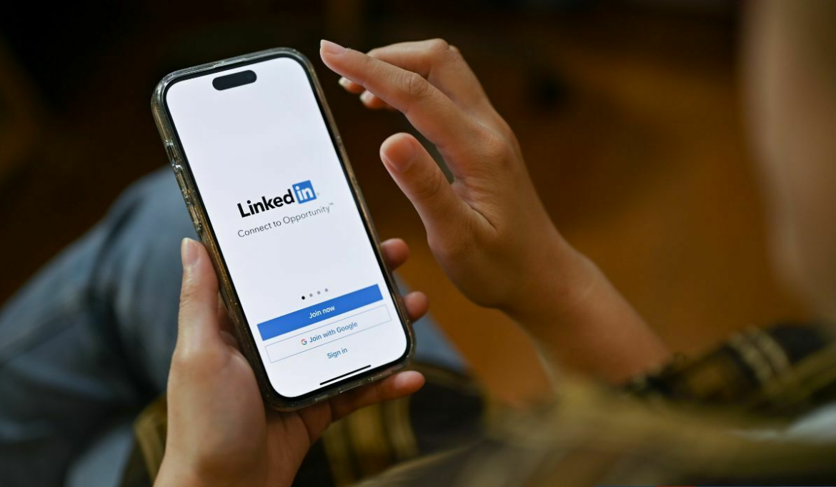 كيف يمكن أن يساعدك ChatGPT في الحصول على وظيفة في لينكدإن؟