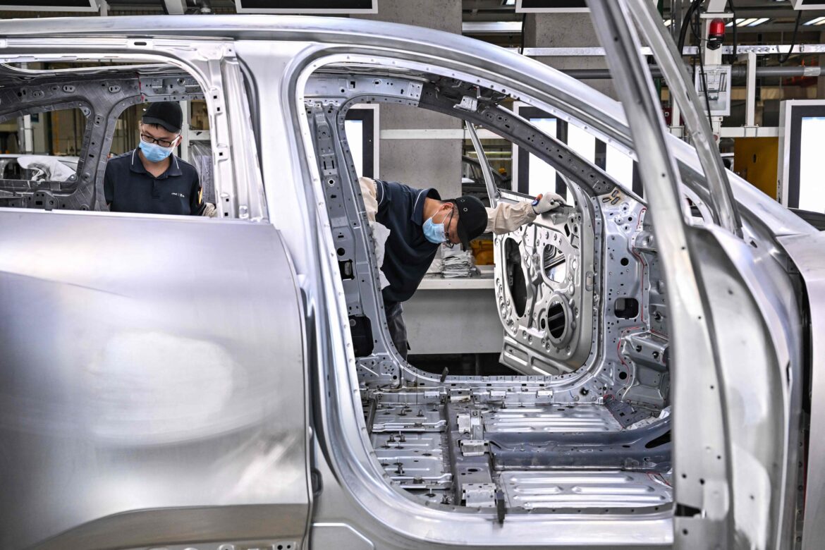 حادثة مروعة: روبوت يهاجم مهندس في مصنع Tesla ويثير تساؤلات حول مخاطر الذكاء الاصطناعي