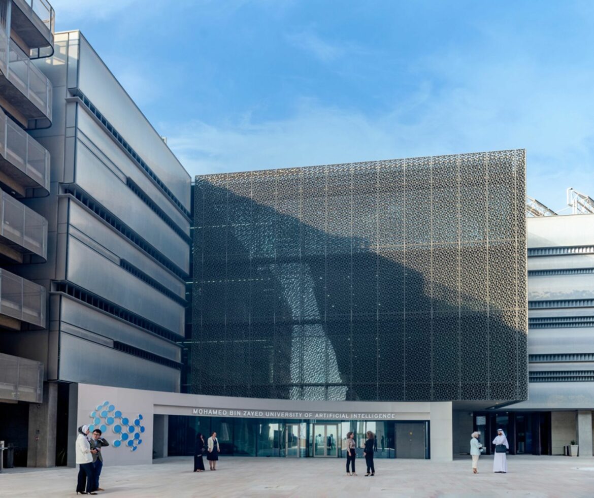 جامعة محمد بن زايد للذكاء الاصطناعي توقع اتفاقية بحثية مع الصقر المتحدة
