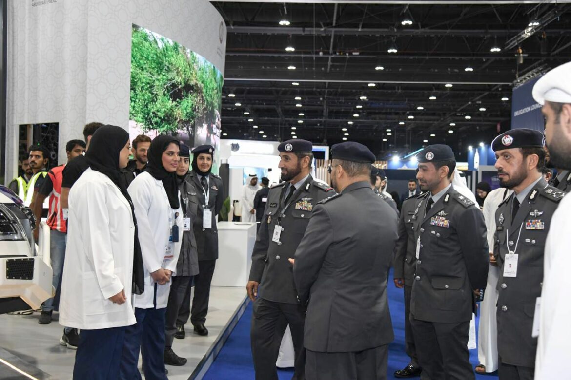 جناح شرطة أبوظبي يستعرض أحدث التقنيات الأمنية في "آيسنار"