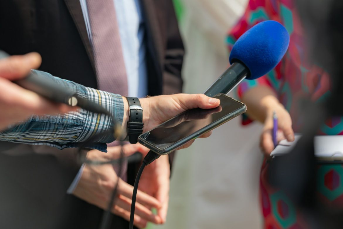 قيود الذكاء الاصطناعي: هل تفتح آفاقًا جديدة للصحفيين البشر؟