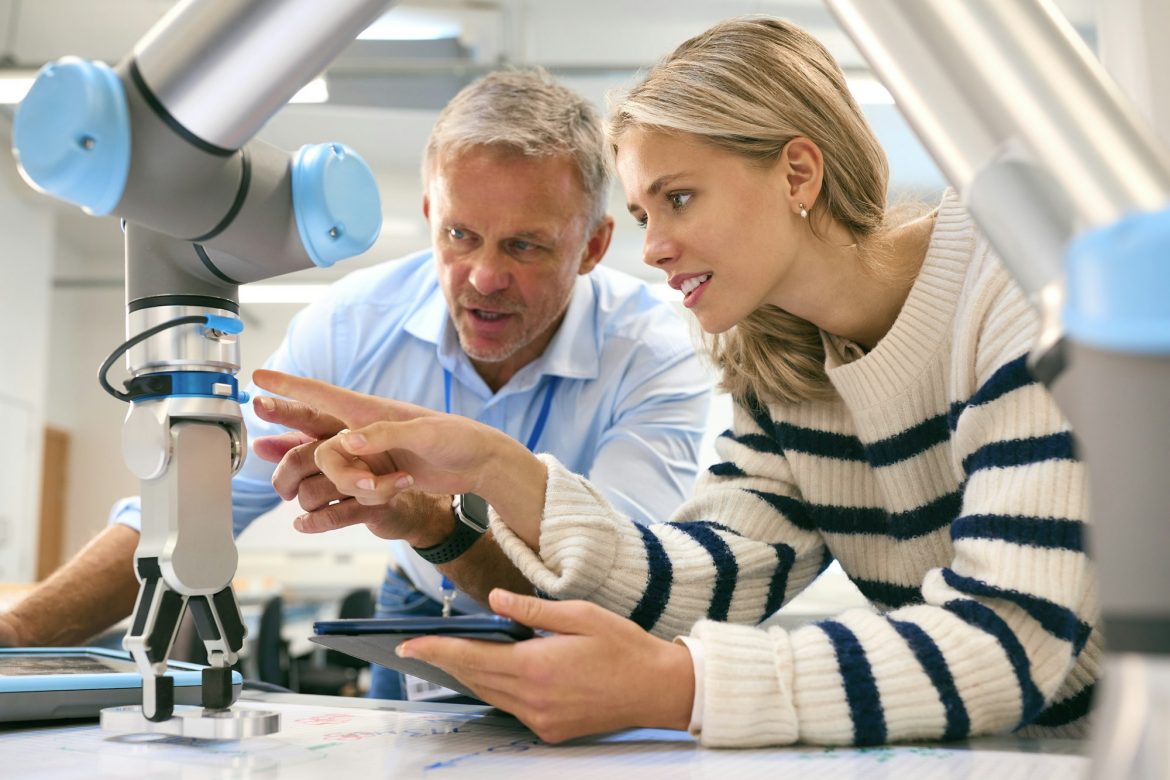 معلمي الذكاء الاصطناعي : تعزيز دور معلمي الرياضيات البشر دون استبدالهم