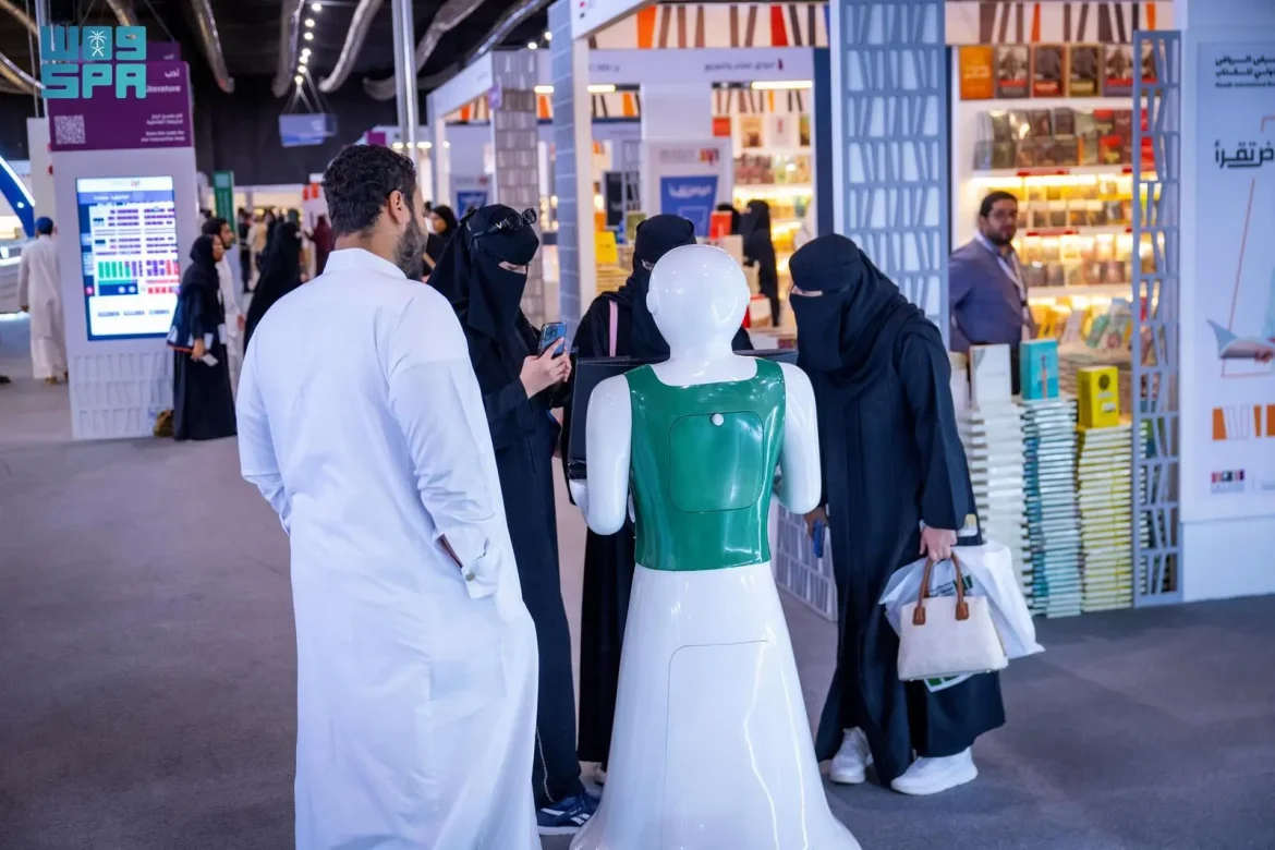 روبوت متعدد اللغات يُرشد زوار معرض الرياض الدولي للكتاب