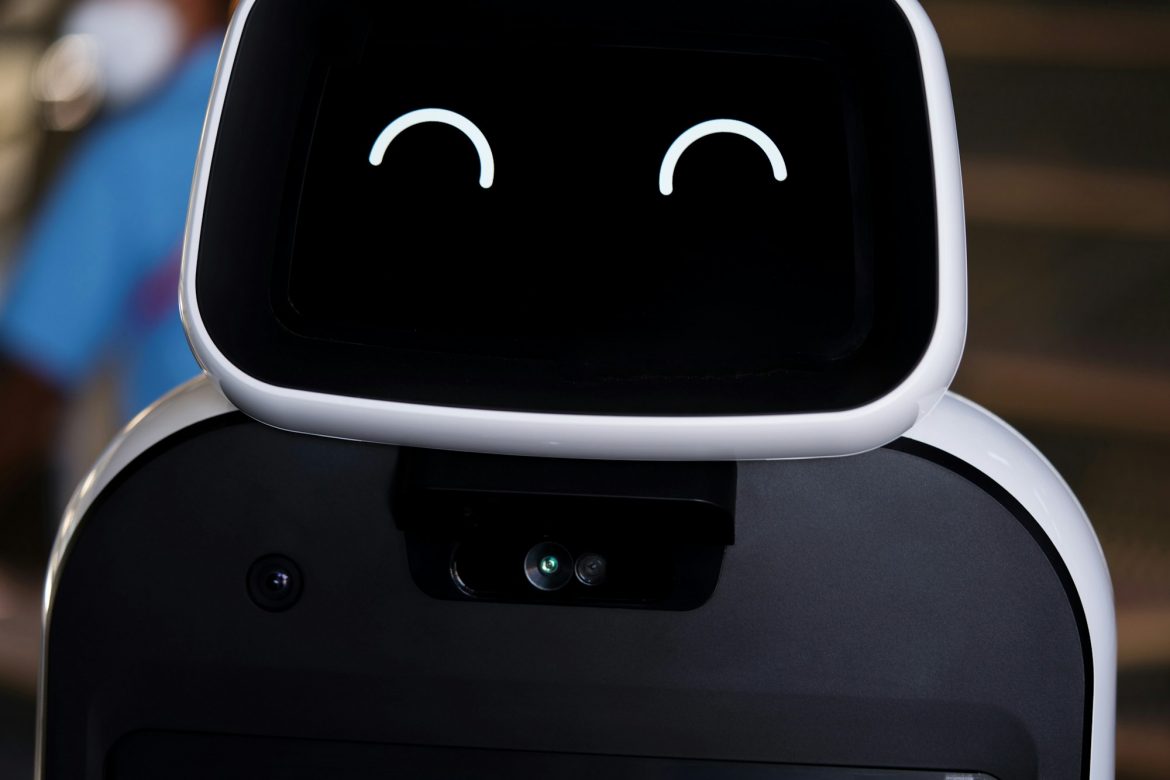 روبوت ذكي يُلقي قصيدة صينية قديمة في مؤتمر الروبوتات العالمي 2024 في بكين