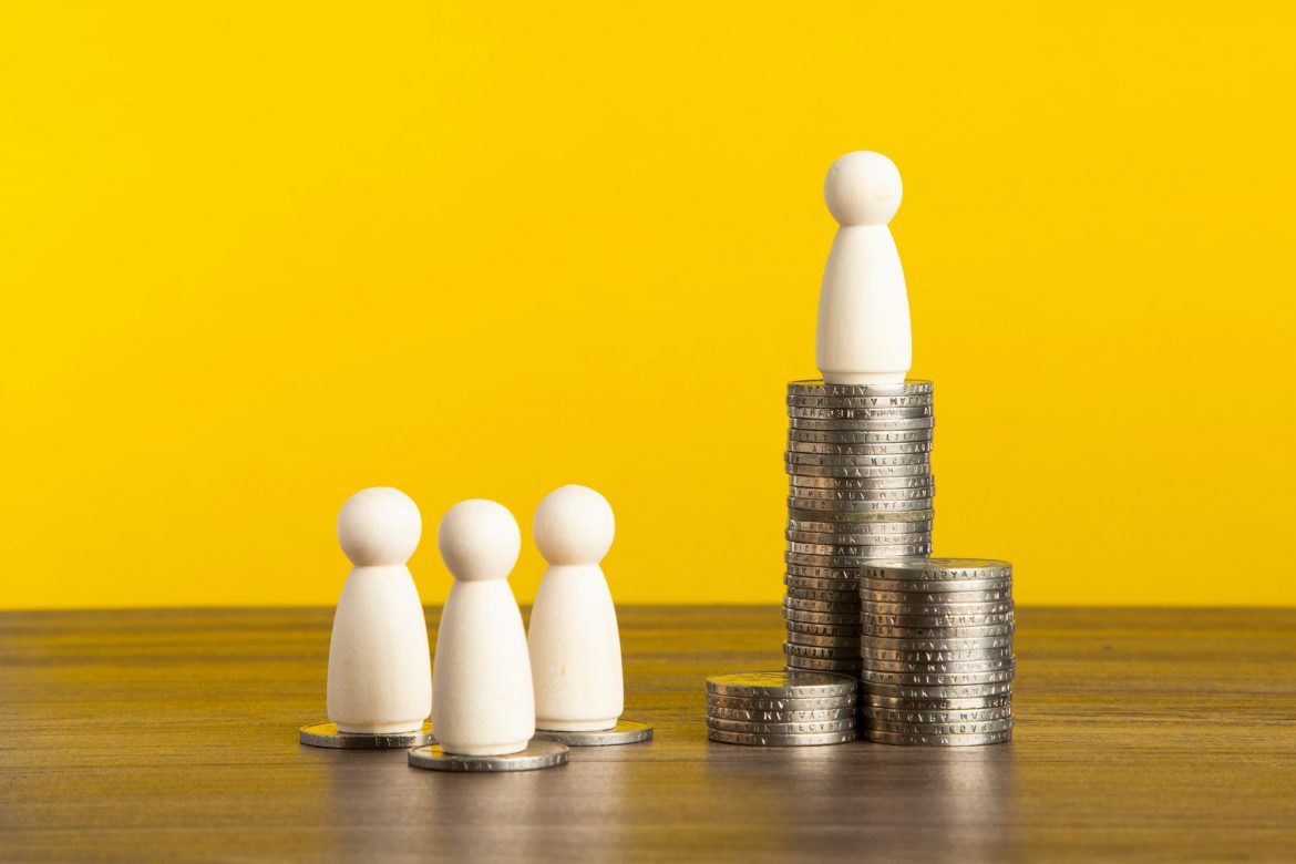 تقرير الأمم المتحدة يكشف: لماذا تتقلص الرواتب؟ تأثير الأتمتة والذكاء الاصطناعي على دخل العمال العالمي!