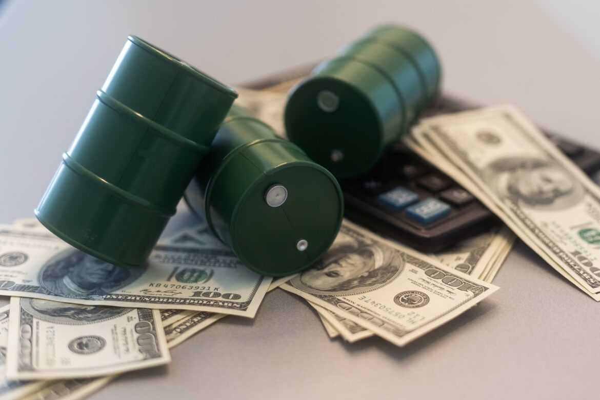 the barrel of oil of one hundred US dollar bills