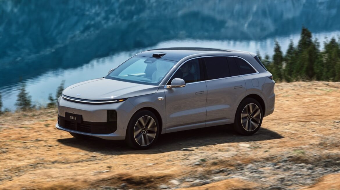 صورة تعرض سيارات لي أوتو الكهربائية الحديثة مع تقنيات متطورة وأسعار ثابتة