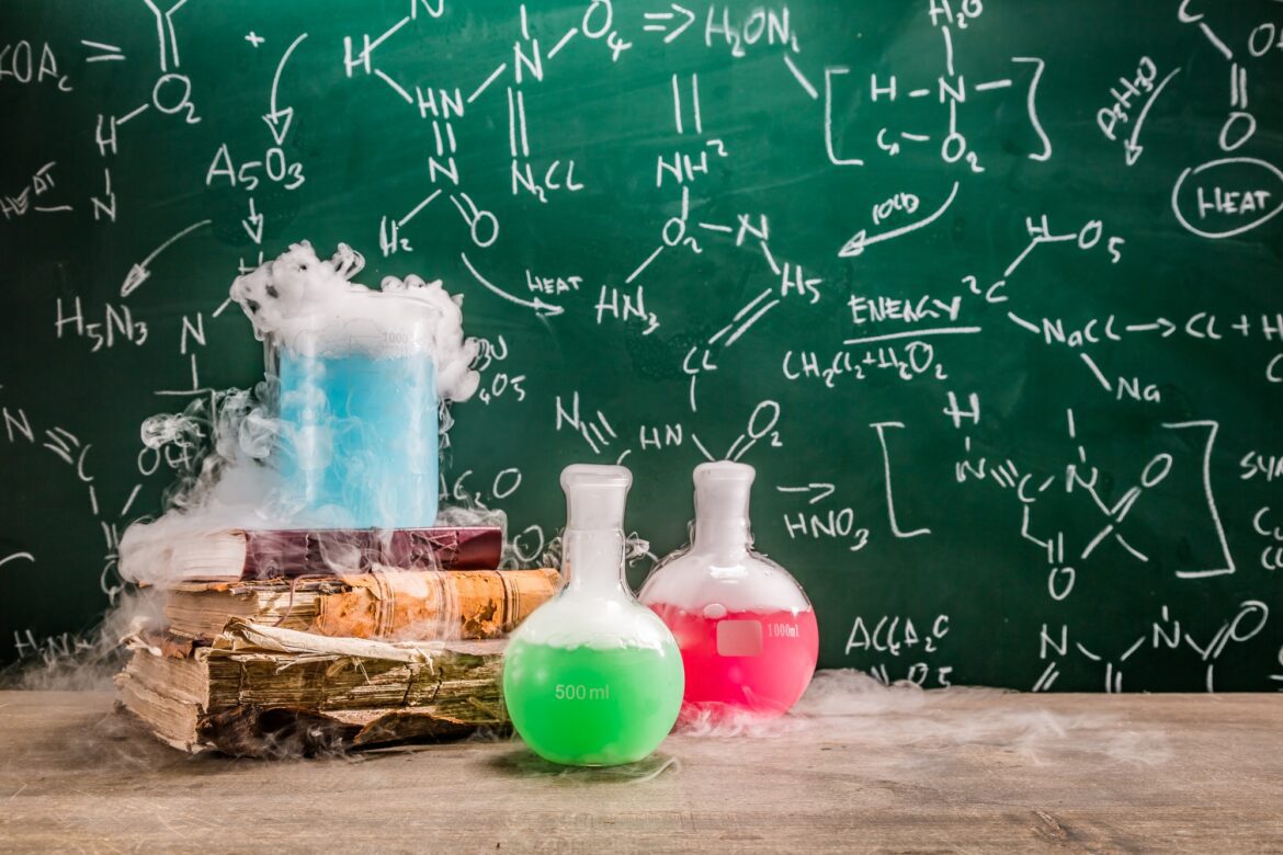Dynamic chemical reaction on chemistry lessons in school