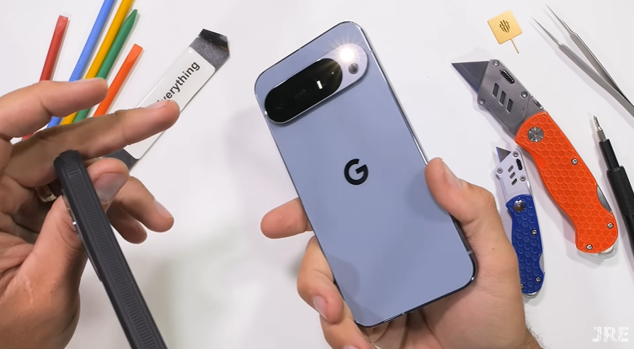 تفكيك جهاز Google Pixel 10 Pro XL: استكشاف المكونات الداخلية 