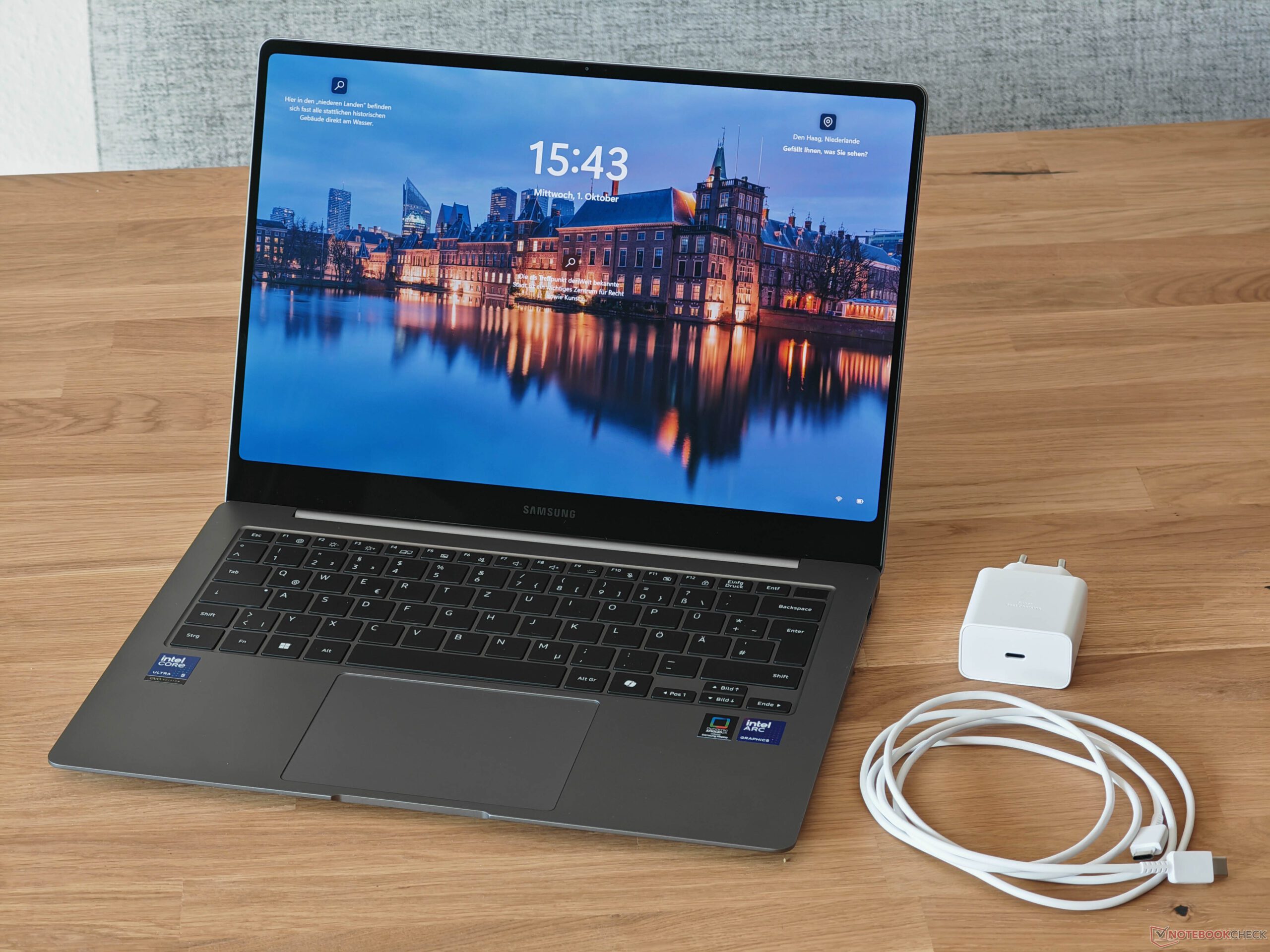 شاشة OLED في Galaxy Book5 Pro 14 تتخلف عن المنافسة 