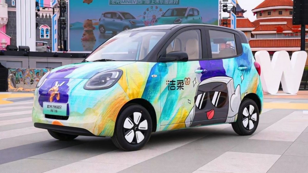 النظام الجديد للسيارات الكهربائية: Wuling Mini EV تتفوق على Tesla Model Y