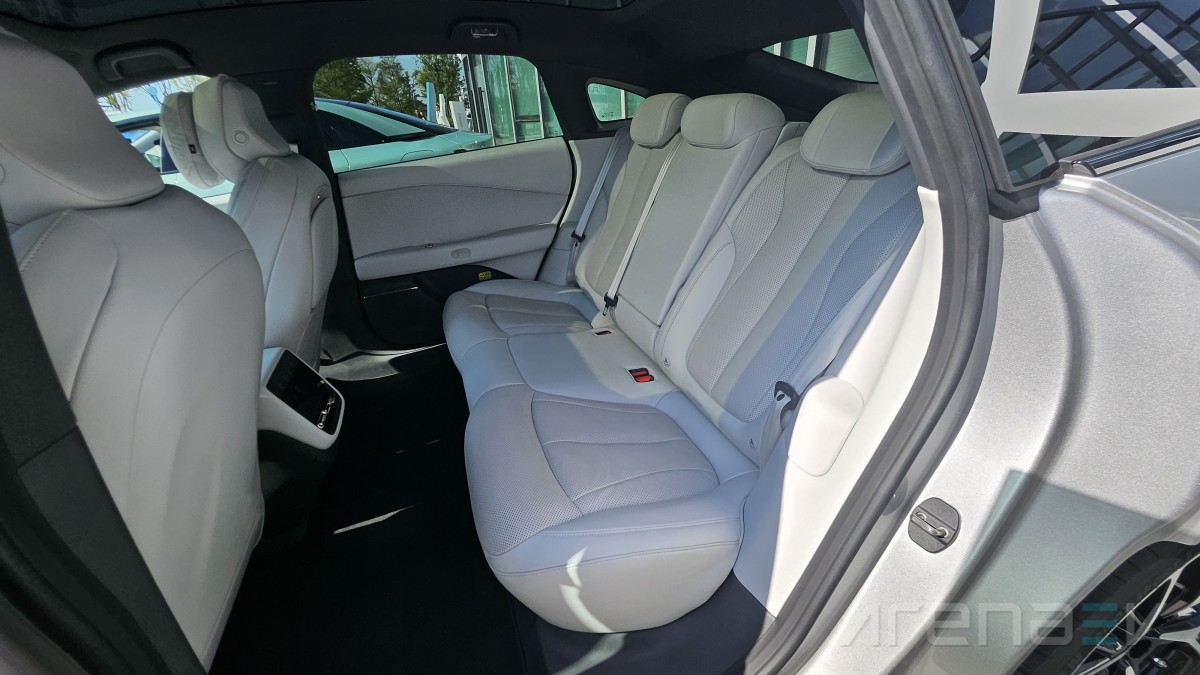 XPeng P7+ هي سيارة كهربائية عائلية من الصين تعتمد بشكل كبير على الذكاء الاصطناعي القائم على الرؤية