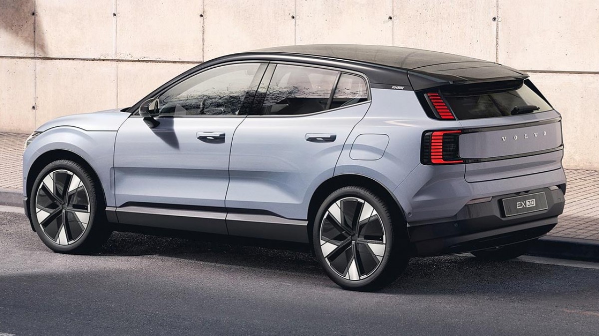 تحذير من خطر الحريق لسيارة فولفو EX30 الكهربائية