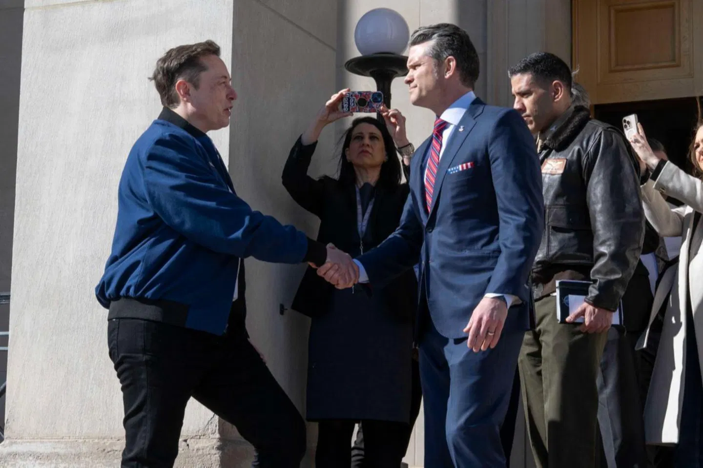 إيلون ماسك ووزير الدفاع الأمريكي، بيت هيغسث