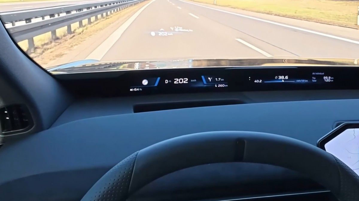 The new iX3 was tested at over 200 km/h - source: Car Maniac/YouTube