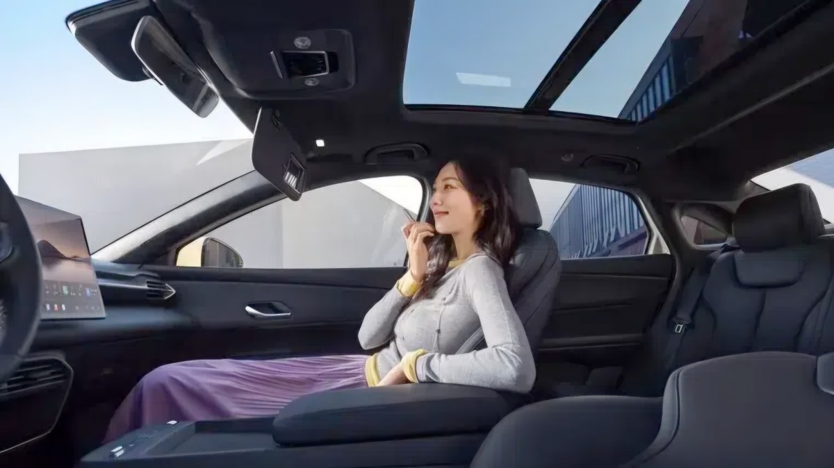 BYD revealed every taxi driver’s dream - Linghui e7 with flash charging support