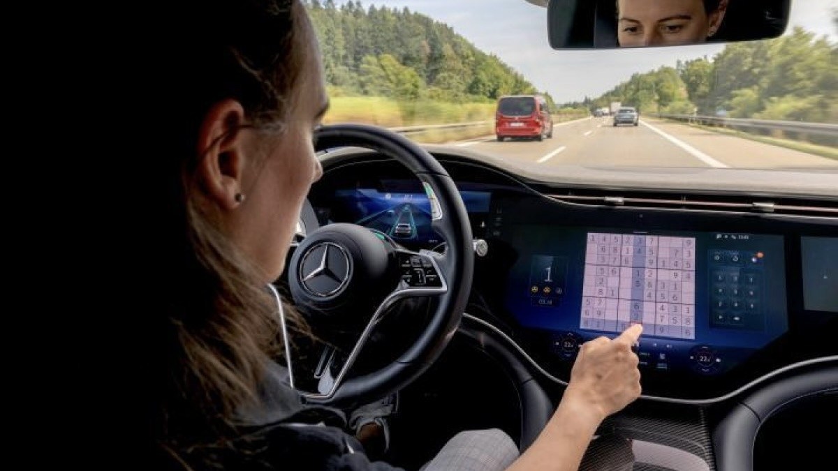 BMW and Mercedes change course on self-driving technology