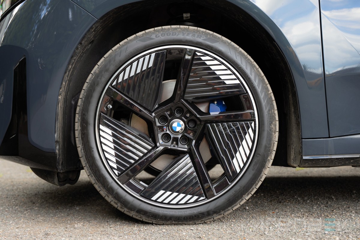 2026 BMW iX3 50 xDrive real life range test with 21-inch wheels and summer tires