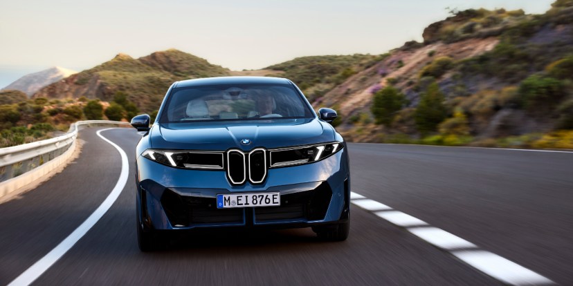 نماذج جديدة وترقيات الذكاء الاصطناعي تعزز تشكيلة BMW الكهربائية 