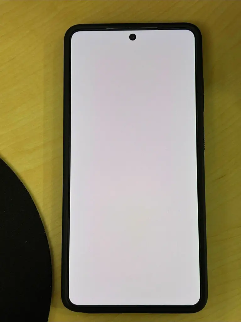 مشكلة اللون الأحمر على شاشة Galaxy S26 Ultra
